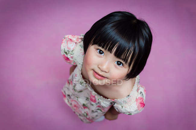 Young girl looking up — Stock Photo