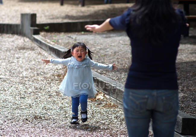 Piangere ragazza correre a madre — Foto stock