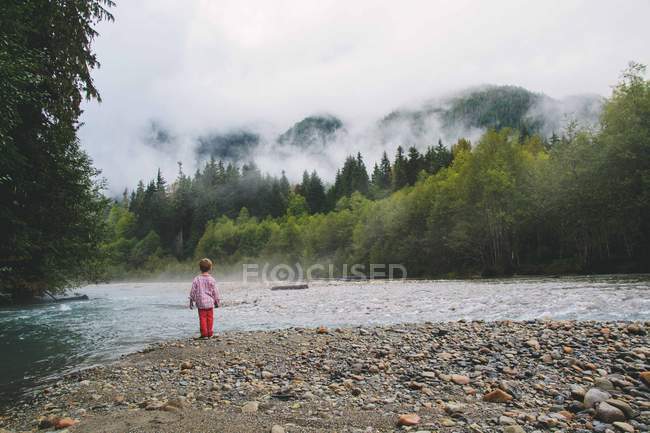 Misty river valley — Stock Photo