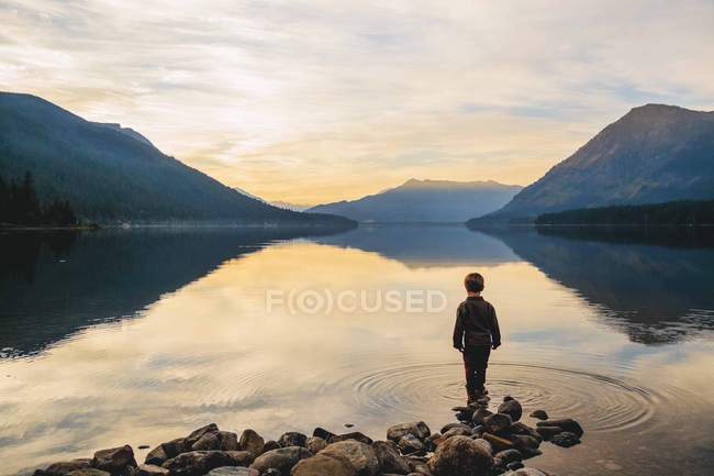 Мальчик стоит на берегу — стоковое фото