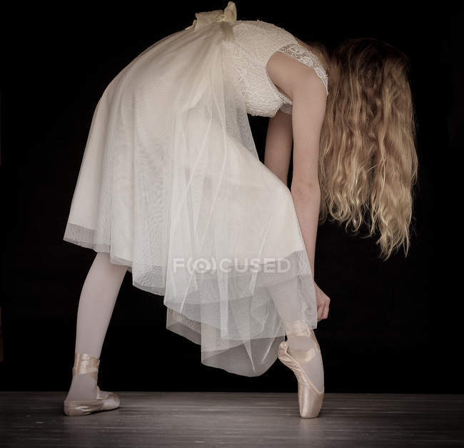 Dançarina de balé ajustando sapato de balé — Fotografia de Stock