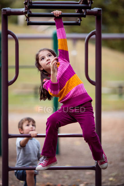 Kinder am Klettergerüst — Stockfoto