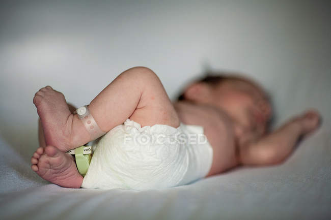Новонароджена дитина спить — стокове фото