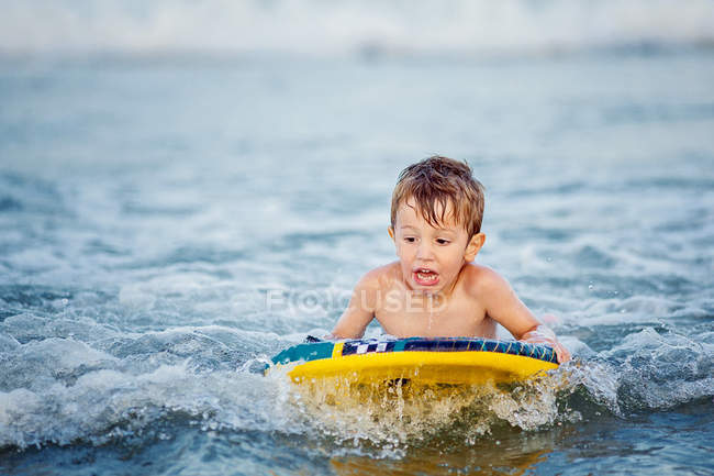 Kleiner Junge auf Surfbrett — Stockfoto