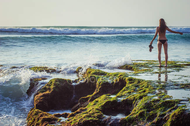 Mulher em pé na frente do mar — Fotografia de Stock