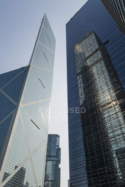 Arranha-céu refletindo na torre de escritório — Fotografia de Stock