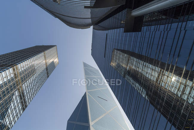 Небоскрёб отражается в офисной башне — стоковое фото