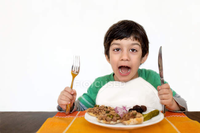 Niño gritando durante la cena - foto de stock
