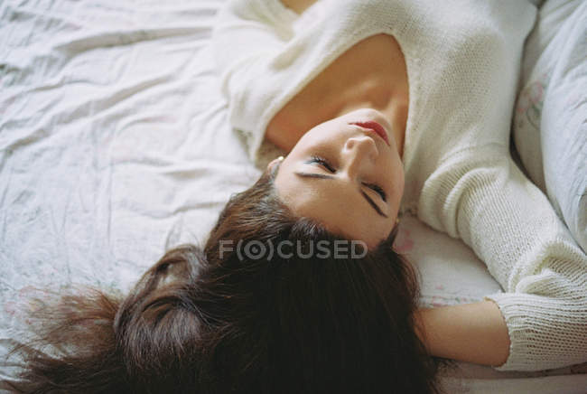 Donna sdraiata a letto — Foto stock