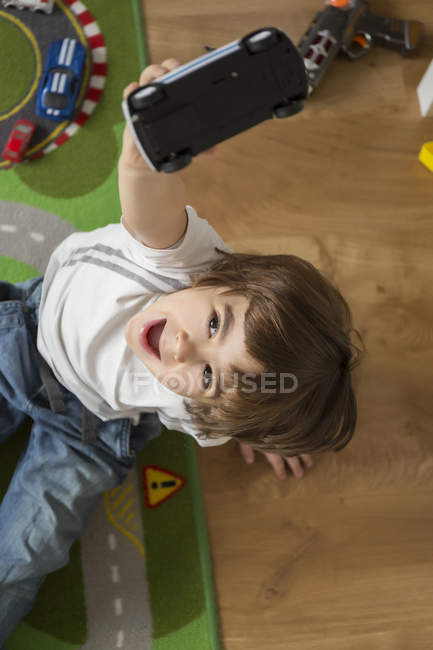 Хлопчик грає з машинами — стокове фото