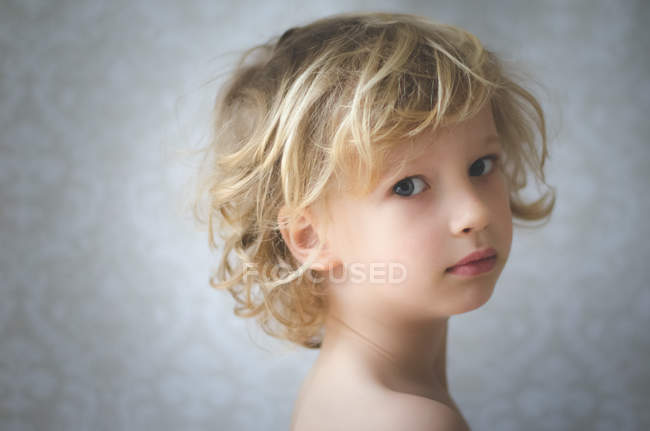 Blonder Junge blickt in Kamera — Stockfoto