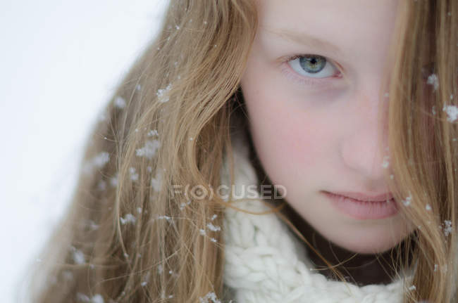 Mädchen bei Schneefall — Stockfoto