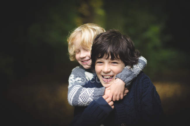 Retrato de dois irmãos sorridentes — Fotografia de Stock