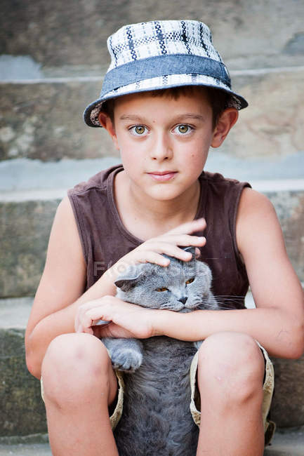 Portrait of boy with cat — Stock Photo