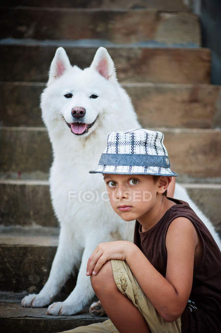 Portrait of boy and his samoyed — Stock Photo