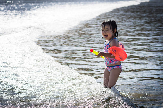 Дівчина грає в рваному морі — стокове фото