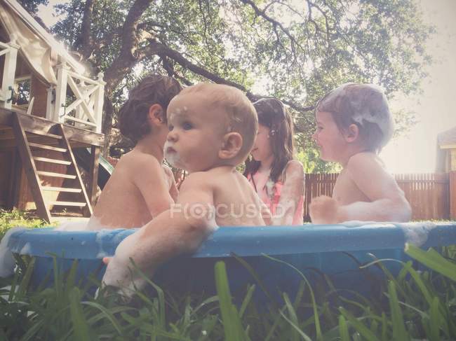 Kinder baden und spielen im Planschbecken — Stockfoto