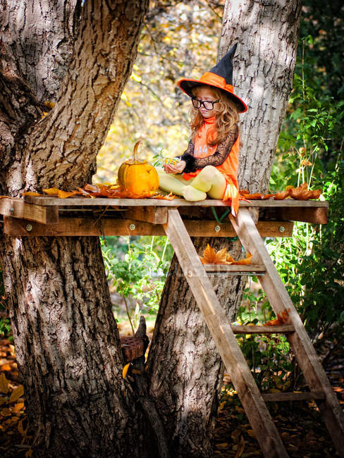 Menina vestindo no traje de bruxa halloween — Fotografia de Stock
