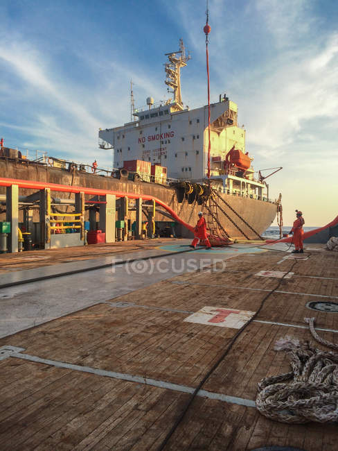 Öltankschiff und Ölplattform — Stockfoto