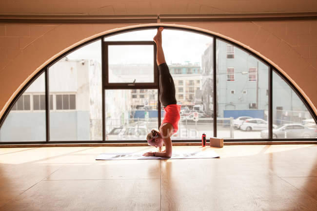 Yoga und Krafttraining — Stockfoto