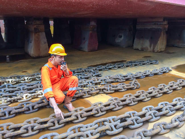 Dock worker avec talkie walkie — Photo de stock