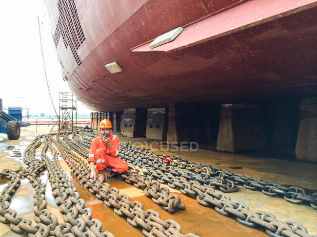 Dock worker avec talkie walkie — Photo de stock