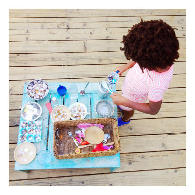 Menina brincando com comida — Fotografia de Stock
