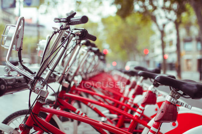 Рядки велосипедів на станції прокату велосипедів — стокове фото