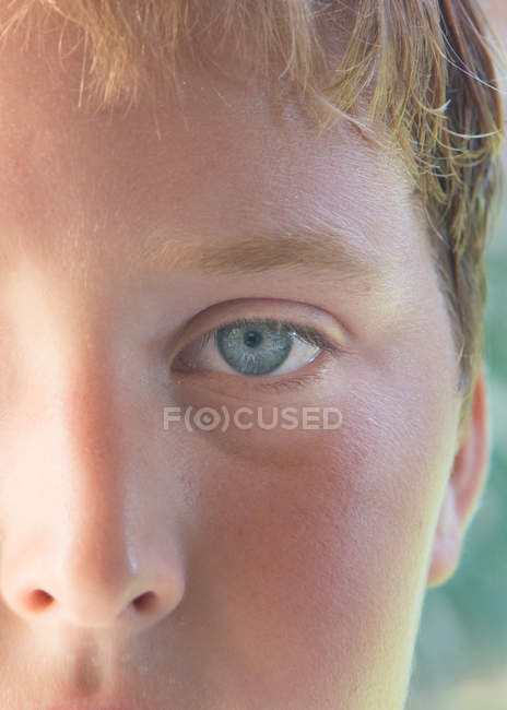 Niño con ojos verdes - foto de stock