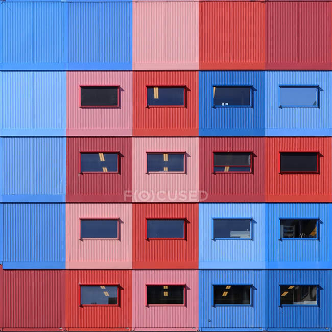 Muster von gestapelten mehrfarbigen Containern — Stockfoto