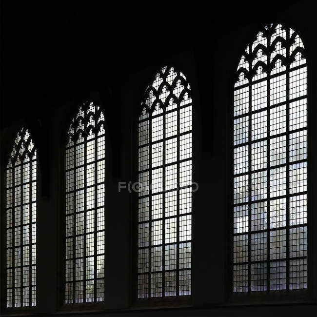 Patrón de ventanas de cristal de la iglesia - foto de stock