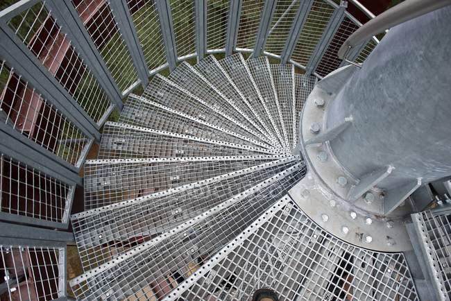 Шаблон металлической винтовой лестницы — стоковое фото