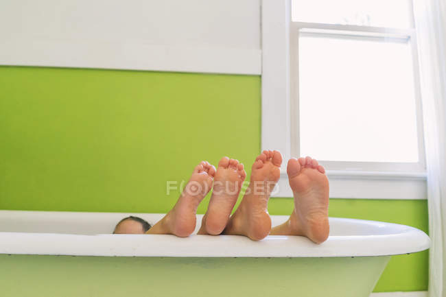 Босоногие ноги детей в ванной — стоковое фото