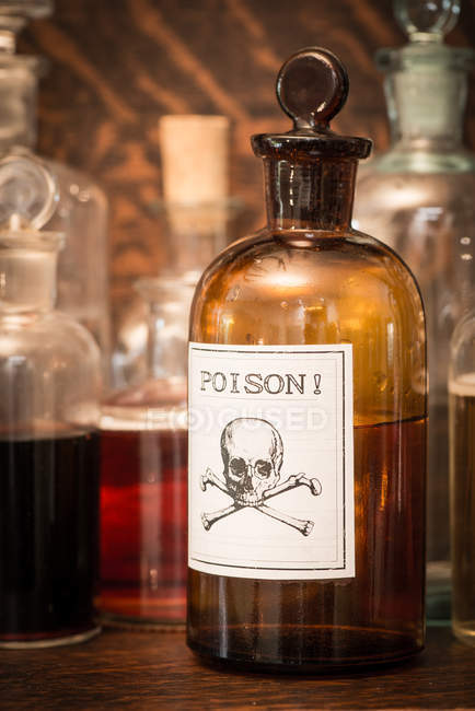 Bouteille avec poison liquide mortel — Photo de stock