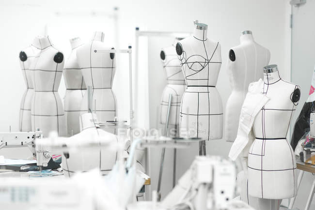 Modèle de mannequin blanc en studio — Photo de stock