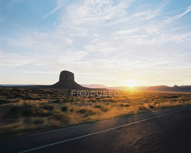 Долина Монументов на закате — стоковое фото