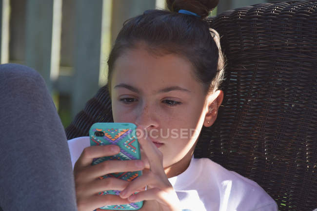 Девушка держит в руках мобильный — стоковое фото
