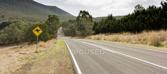 Estrada com sinal de canguru — Fotografia de Stock
