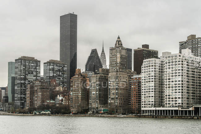 Blick auf die Skyline von Manhattan im niedrigen Winkel — Stockfoto