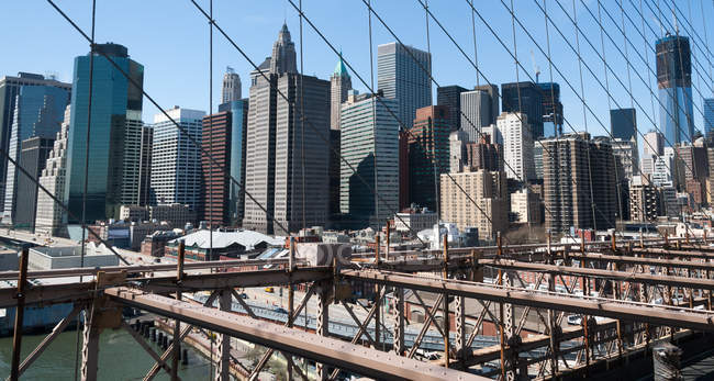 Manhattan skyline von der brooklyn bridge aus gesehen — Stockfoto