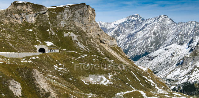 Strada tortuosa e tunnel in montagna — Foto stock
