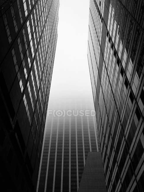 Blick auf Wolkenkratzer im Finanzviertel — Stockfoto