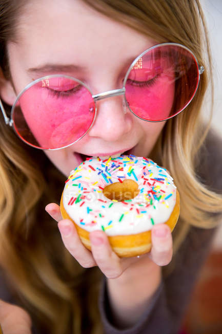 Крупный план девушки, которая ест пончики — стоковое фото
