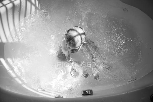 Banho de bebê na banheira com água — Fotografia de Stock