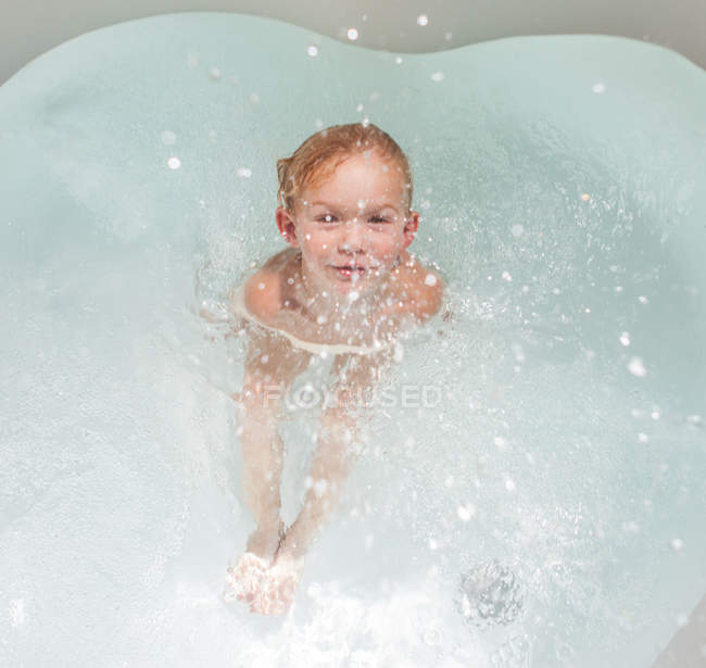 Babybaden in Badewanne mit Wasser — Stockfoto