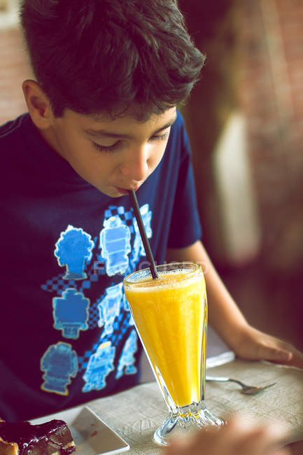 Junge trinkt Orangensaft — Stockfoto