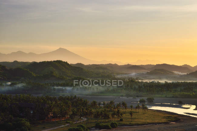 Indonésie, Kuta, Montagnes au lever du soleil — Photo de stock