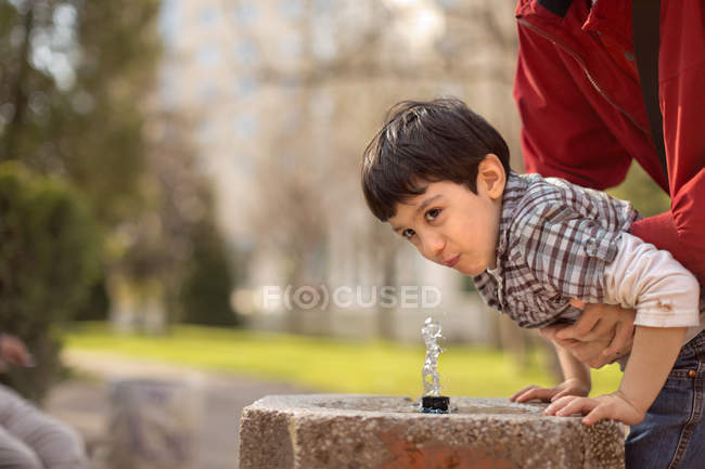 Niño bebiendo agua - foto de stock