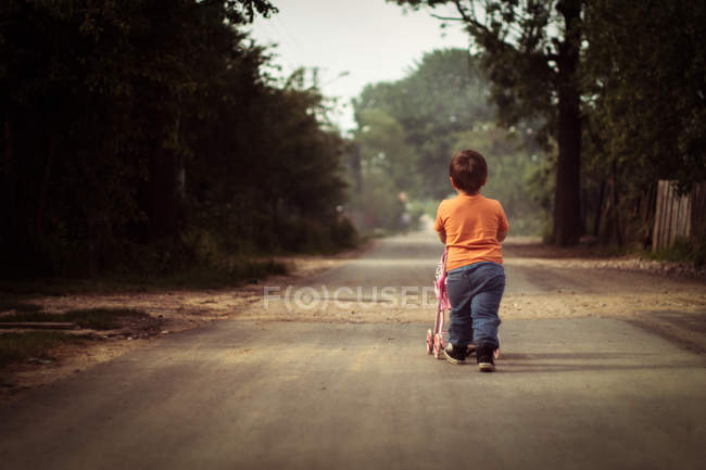 Мальчик толкает тележку — стоковое фото