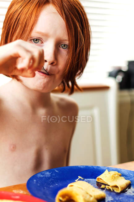 Мальчик завтракает на кухне — стоковое фото